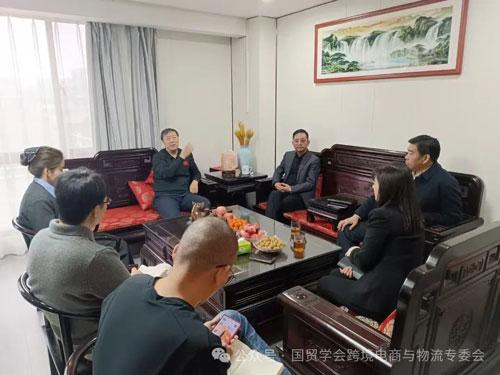 跨境電商與物流專業(yè)委員會(huì)負(fù)責(zé)人高翔與河南路通國際經(jīng)貿(mào)集團(tuán)李鋼偉董事長會(huì)面，共商行業(yè)發(fā)展新機(jī)遇